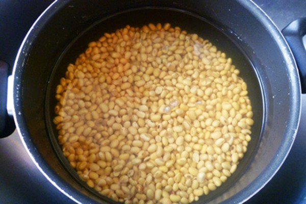 soak soybeans in water